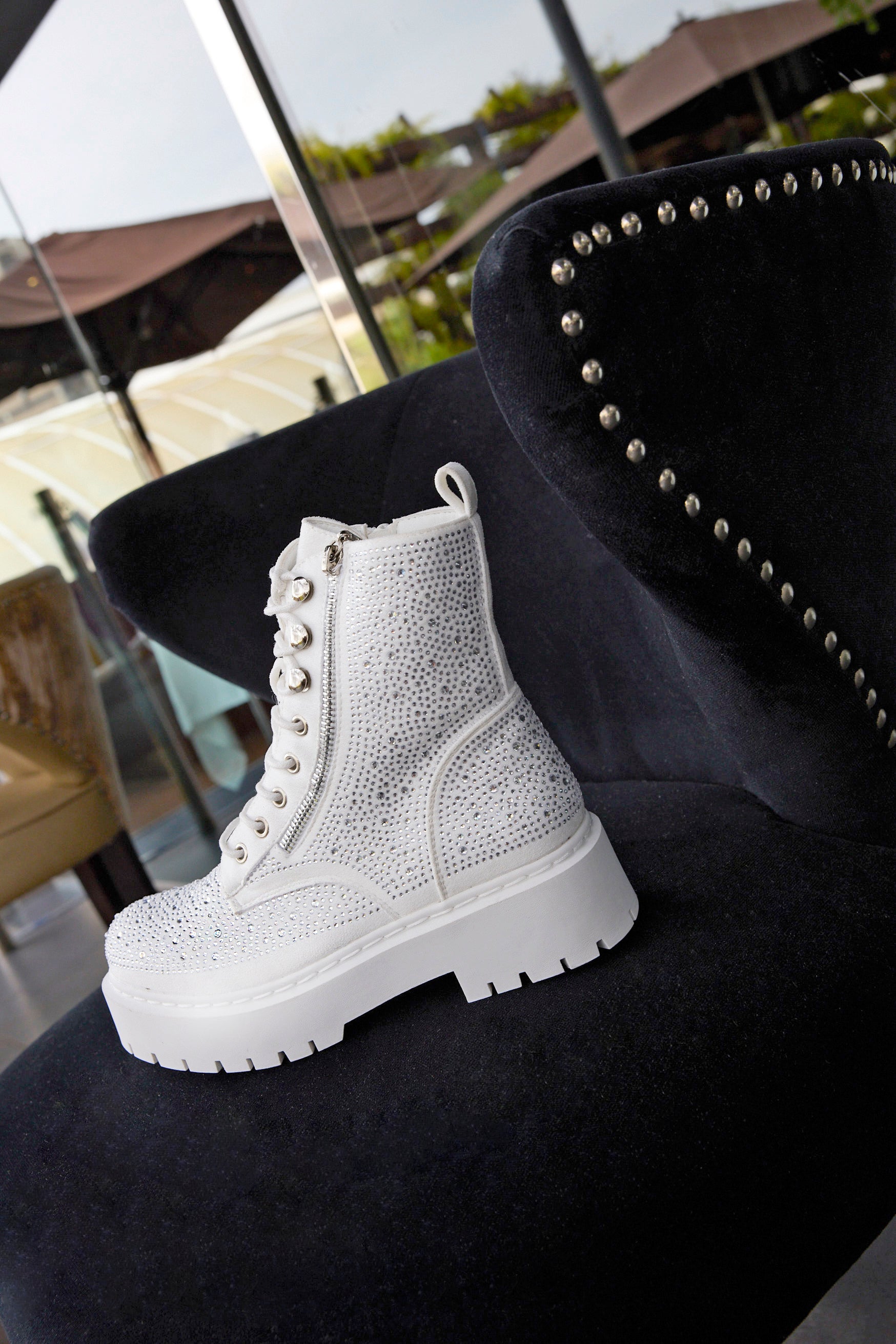 Bootie met stenen wit suede