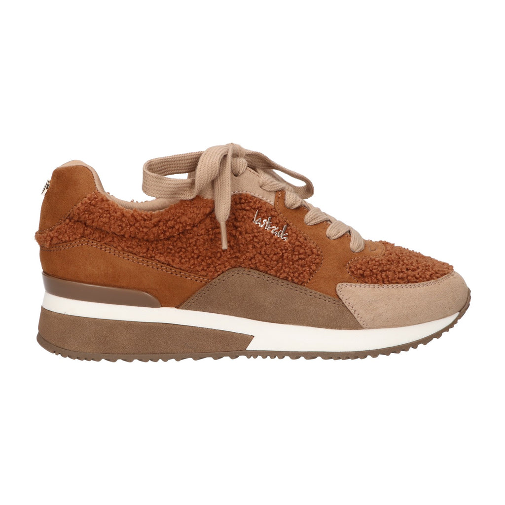 Sand/taupe winter sneaker voor dames met teddy- en microafwerking, memory foam voetbed en vetersluiting van La Strada.