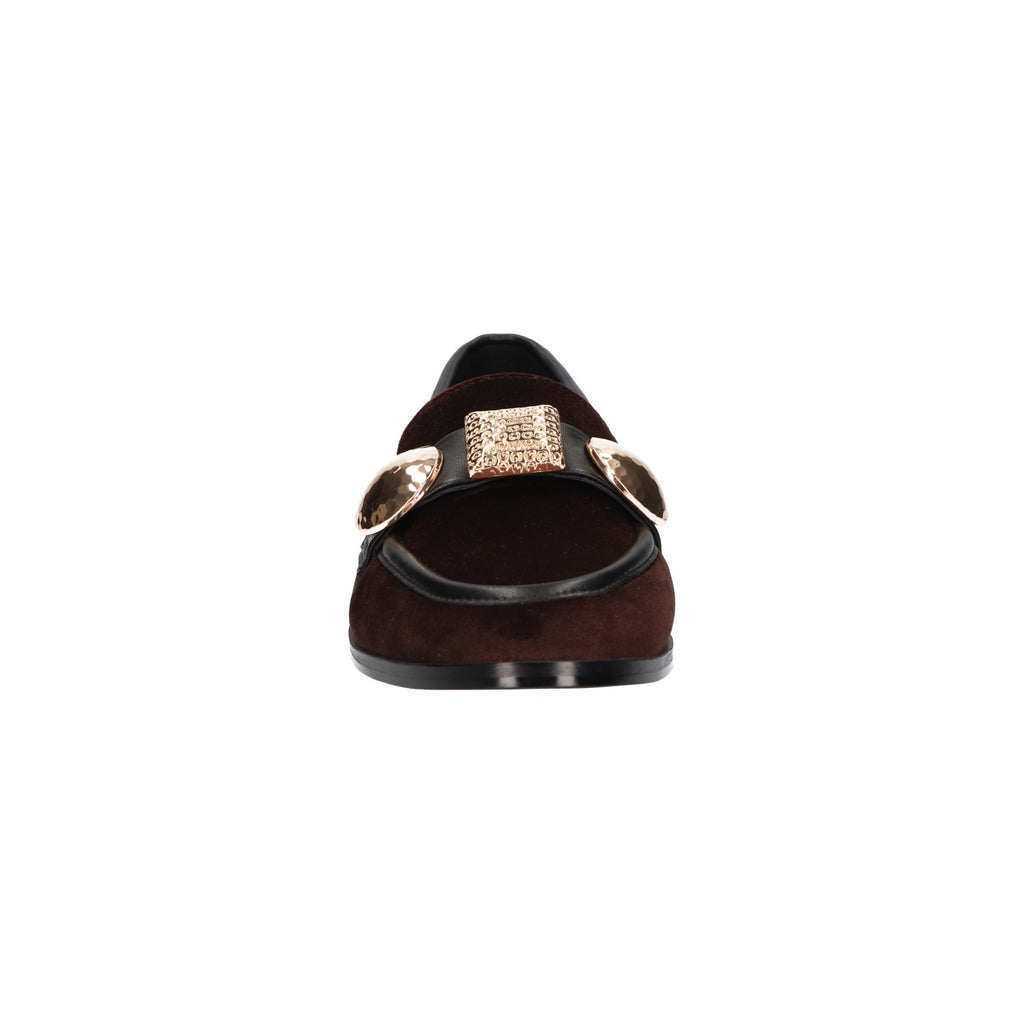 Bruine dames loafer met opvallende goudkleurige gesp en comfortabel memory foam voetbed van La Strada.