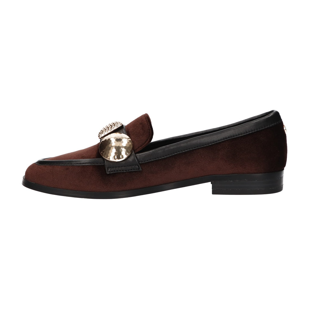 Bruine dames loafer met opvallende goudkleurige gesp en comfortabel memory foam voetbed van La Strada.